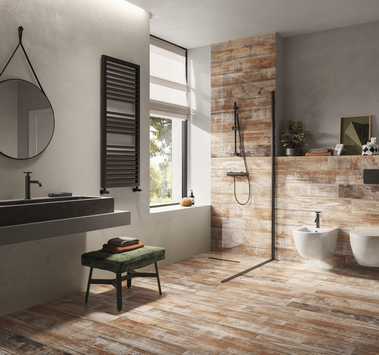 Salle de bains style industriel avec douche. Effet bois décapé, style rustique-vintage.