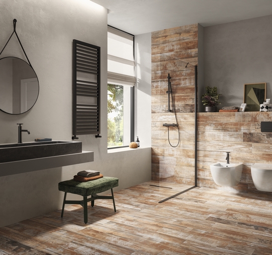 Badezimmer im Industriestil mit Dusche. Entlackte Holzoptik, rustikaler Vintage-Stil
