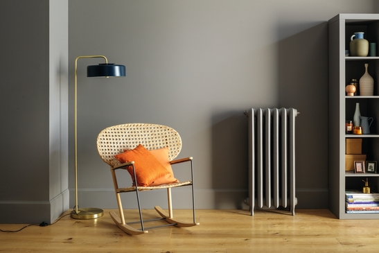 Modernes Wohnzimmer: Boden in Holzoptik und graue Farbe für einen minimalistischen Stil