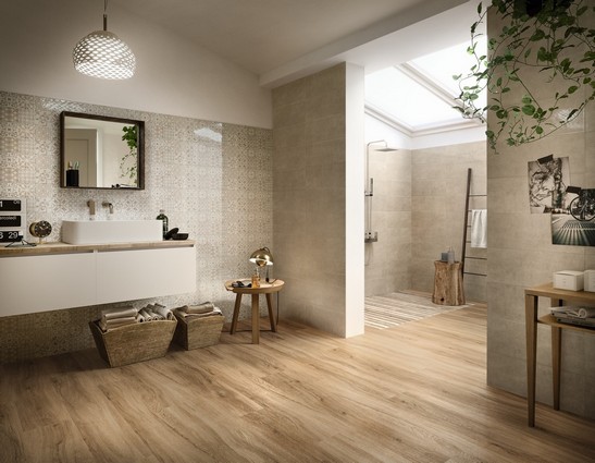 Salle de bains moderne vintage avec douche, sol effet bois beige et revêtement effet faïence