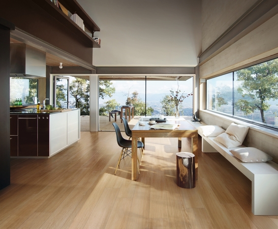 Cuisine moderne de luxe avec îlot central. Sol imitation chêne pour une touche rustique.