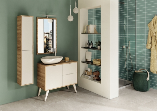 Kleines modernes Badezimmer mit Dusche. Grauer Steinoptik am Boden und grüner Verkleidung