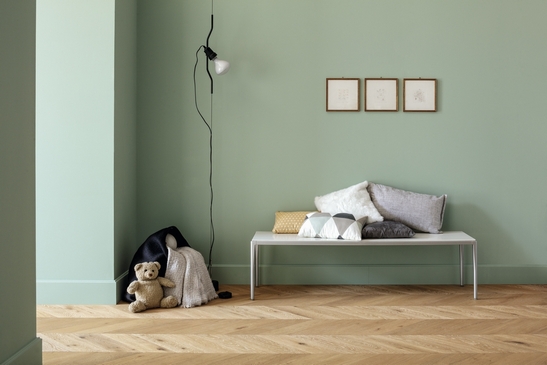 Modern living room: Wood-effect flooring and mint green walls for a minimalist touch