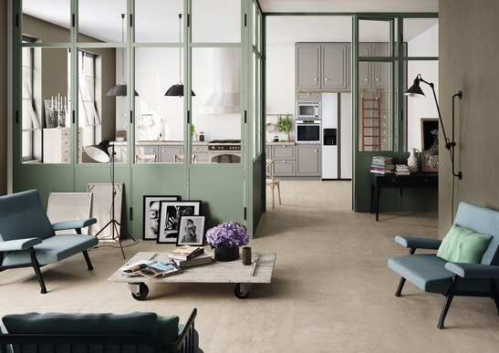 Modernes Wohnzimmer: Boden in Zementoptik und Grüntöne