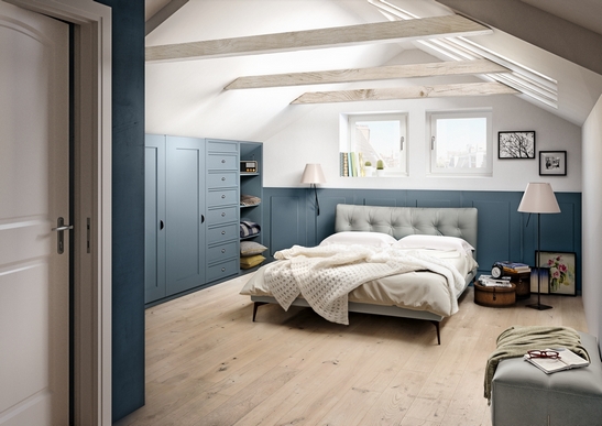 Chambre moderne vintage bleue et beige, parquet chic en bois naturel.