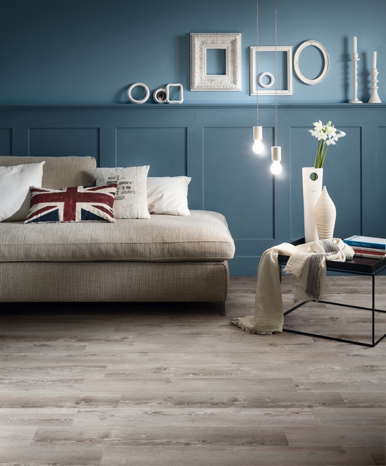 Graues und blaues klassisches Schlafzimmer, moderner PVC-Boden im Industriestil
