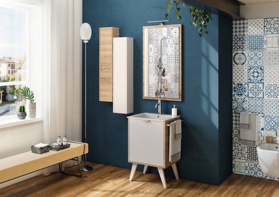 Kleines farbiges Badezimmer mit rustikaler Holzoptik und blauen Cementina-Optik Fliesen für einen Vintage Touch