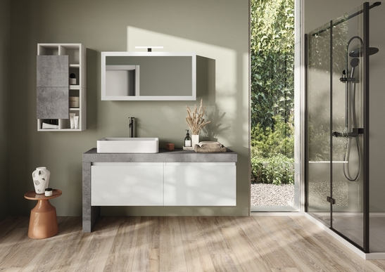 Salle de bains moderne avec douche. Effet bois rustique et mur gris vert.