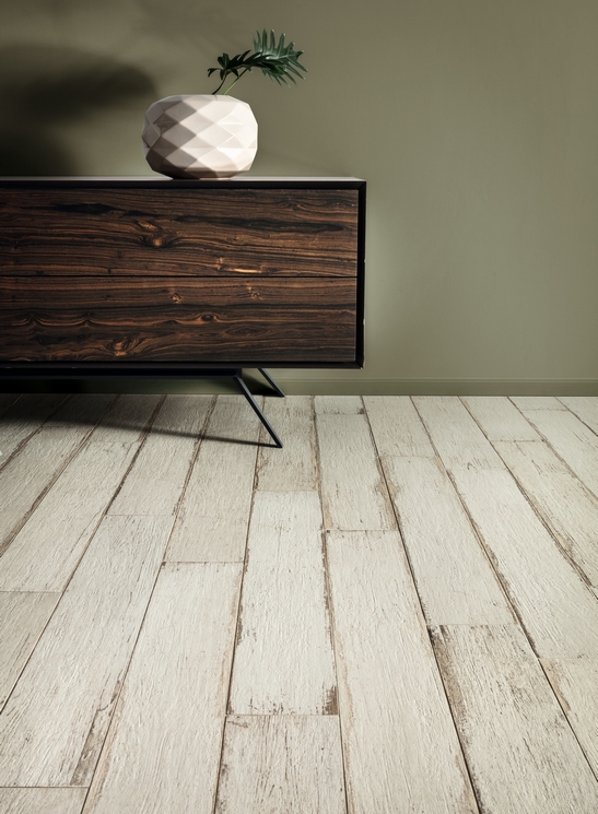 Séjour moderne, sol imitation bois et tons de vert.