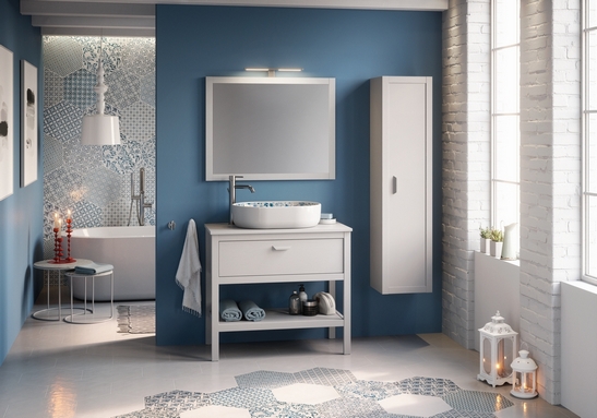 Bagno moderno colorato con vasca. Esagone blu e bianco con decori vintage di lusso