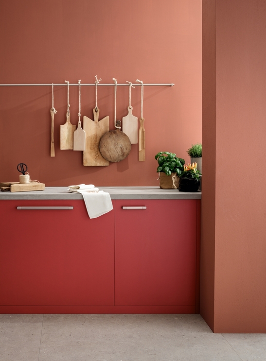 Cuisine moderne minimaliste colorée dans des tons de rose.
