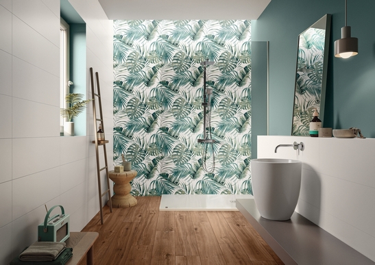Salle de bains moderne avec douche. Effet tropical vert et bois pour une salle de bains de luxe.