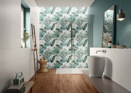 Bagno moderno con doccia. Effetto tropicale verde e legno per un bagno di lusso