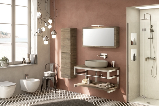 Farbiges Badezimmer mit Dusche. Rosa Wände und schwarz-weiße Zementfliesen, ein Vintage Touch
