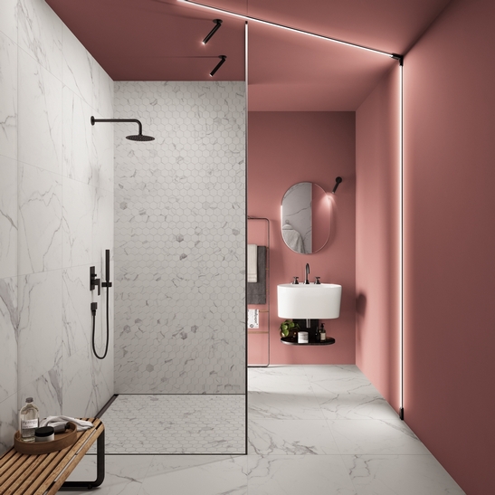 Salle de bains de luxe style industriel avec douche. Effet marbre blanc et mur rose.