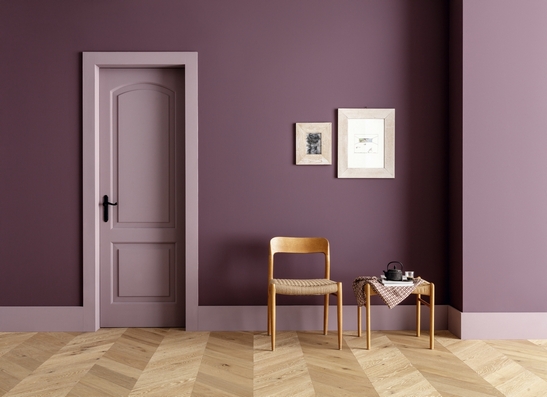 Modern living room: Wood-effect flooring and minimalist purple walls