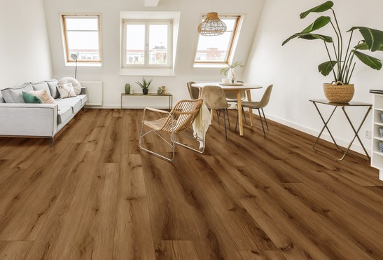 Modernes Wohnzimmer auf die Weißtöten mit Boden Holzoptik Braun