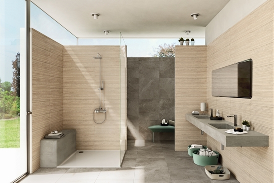 Bagno moderno con doccia. effetto pietra e legno rendono naturale l'ambiente
