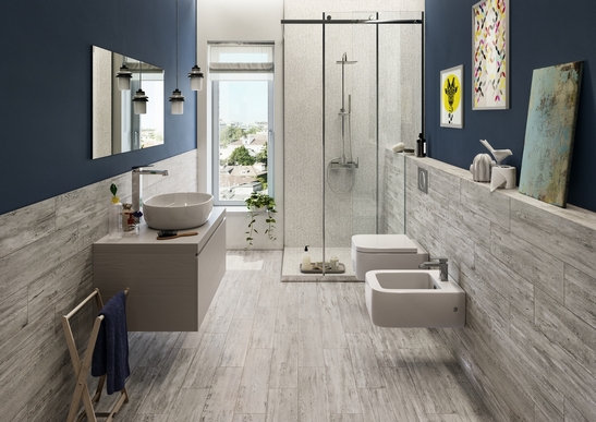 Kleines modernes, langes und  schmales  Badezimmer mit Dusche und rustikaler Holzoptik