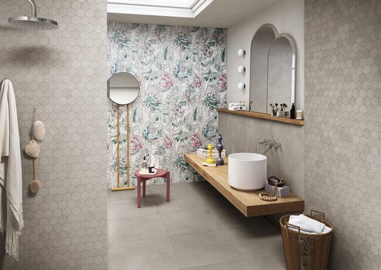 Salle de bains moderne avec douche, grès cérame effet papier peint et mosaïque grise.
