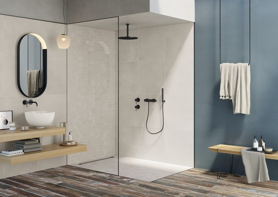 Modernes Badezimmer mit Boden in Holzoptik und Verkleidung in weißer Zementoptik