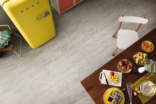 Moderne, minimalistische Küche mit grauem Steineffekt