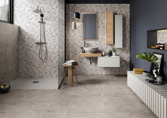 Rustikales Badezimmer mit Dusche. Cementine Fliesen und Steinoptik für ein Vintage-Badezimmer