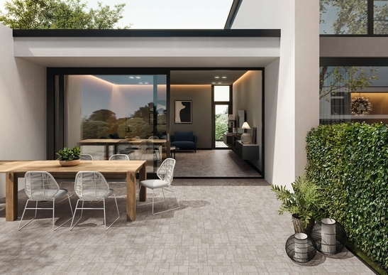 Terrasse maison moderne, sol en grès cérame effet pierre grise.
