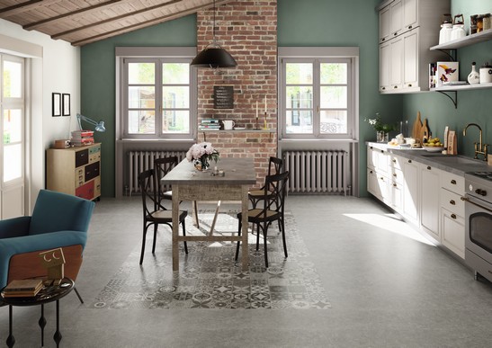 Cucina vintage lineare con pavimento effetto cemento grigio moderno