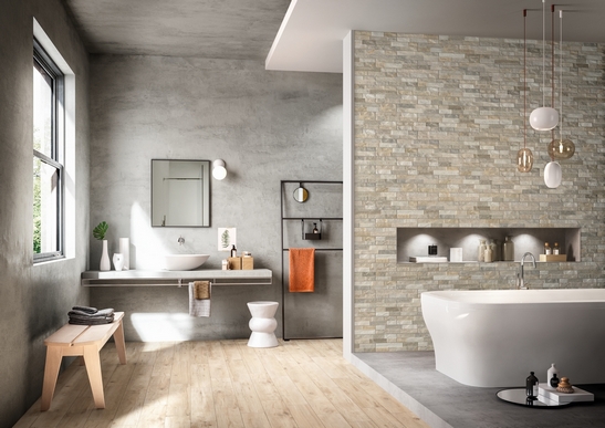 Salle de bains rustique avec baignoire. Imitation bois et pierre en gris et beige.