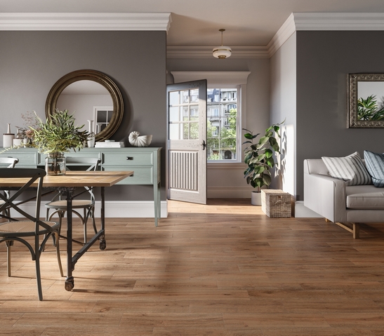 Rustikales Wohnzimmer: elegantes Feinsteinzeug in Holzoptik in Grau- und Grüntönen