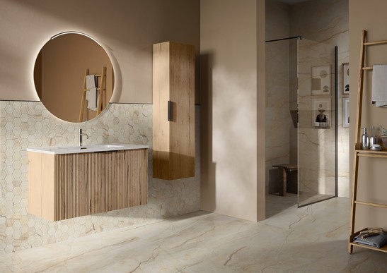 Salle de bains avec meuble cannelé effet chêne et carrelage effet pierre beige