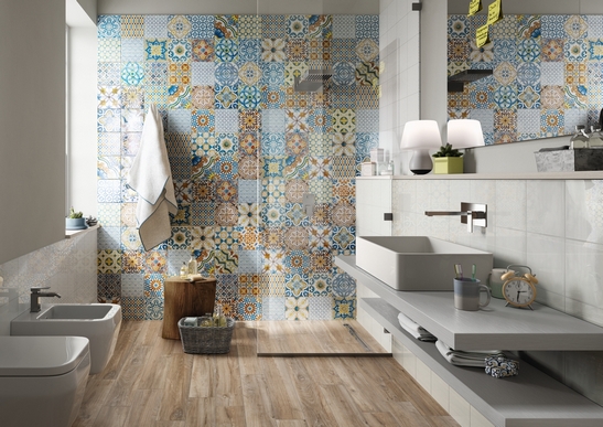 Petite salle de bains en longueur avec douche, bois rustique et faïence colorée vintage.