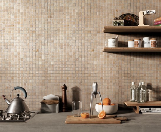 Moderne Küche im rustikalen Stil mit beigem Marmoroptik Mosaik