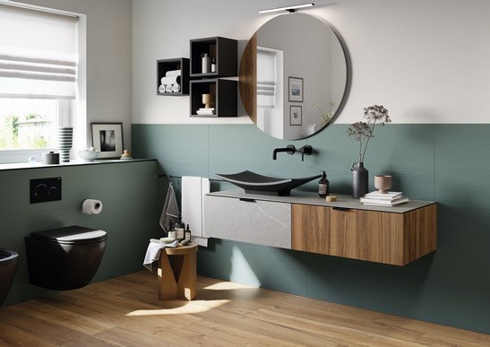 Salle de bains classique avec sol imitation bois et revêtement vert