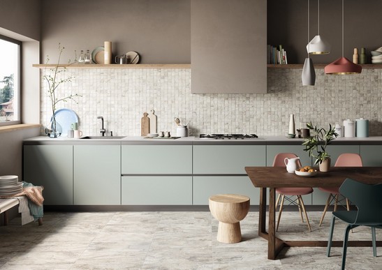 Moderne minimalistische Küche mit Boden -Wandflisen in Steinotik