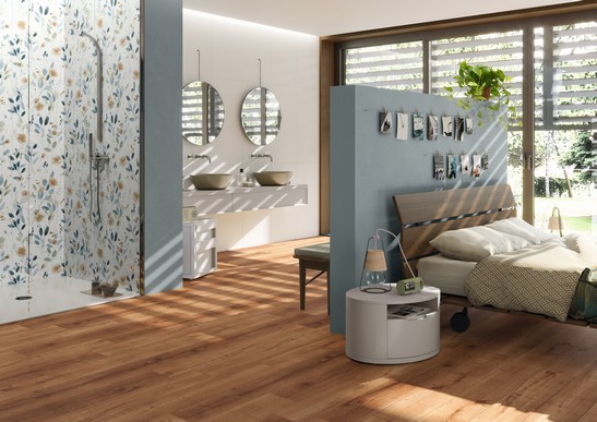 Modernes Badezimmer mit Verkleidung in Blumentapetenoptik und Boden in Holzoptik