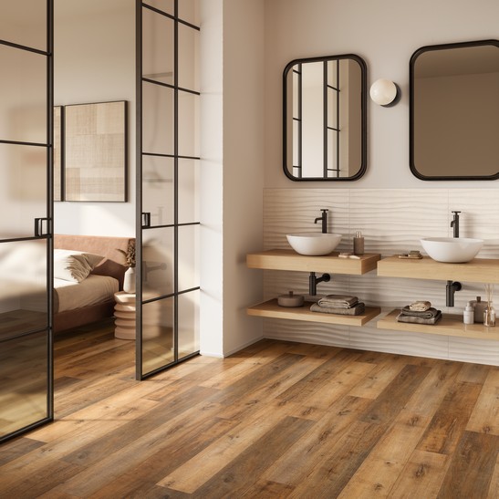 Bagno moderno di lusso con pavimento effetto legno e rivestimento effetto pietra beige