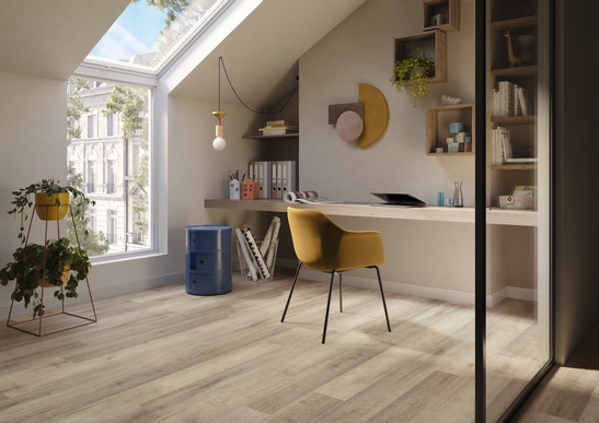 Modernes Arbeitszimmer mit Boden aus Holzoptik in hellen Tönen