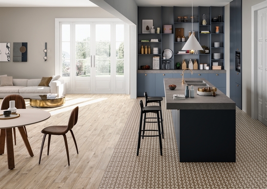 Cuisine vintage avec îlot central dans des tons de beige et de gris pour une touche rustique et de luxe.