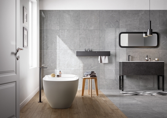 Salle de bains moderne avec baignoire. Imitation bois et marbre gris pour une salle de bains classique de luxe.