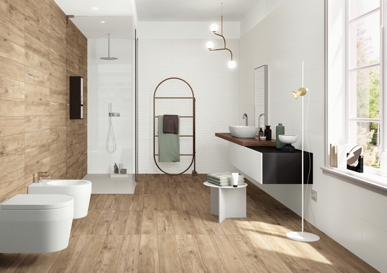 Bagno moderno minimal bagno-stretto-lungo. Doccia, effetto legno, toni di beige e bianco