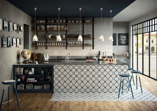 Ristorante-bar moderno con pavimento laminato vintage industriale effetto legno effetto cementina, toni del beige scuro  e verde