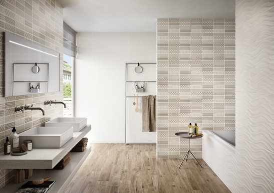 Salle de bains moderne avec baignoire. Imitation bois rustique et style vintage en beige et blanc.