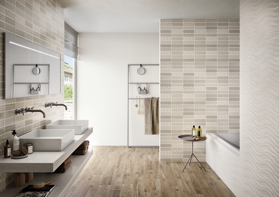 Modernes Badezimmer mit Badewanne. Rustikale Holzoptik und Vintage Stil in Beige und Weiß