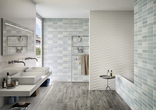 Salle de bains moderne avec baignoire. Effet bois rustique et style vintage en blanc et bleu.