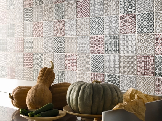 Petite cuisine vintage rustique : carrelage avec motif dans des tons verts, rouges et jaunes.