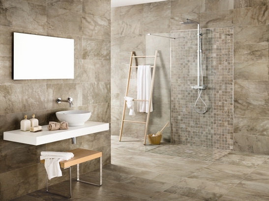 Salle de bains moderne minimaliste avec douche. Imitation pierre beige : une touche de luxe.
