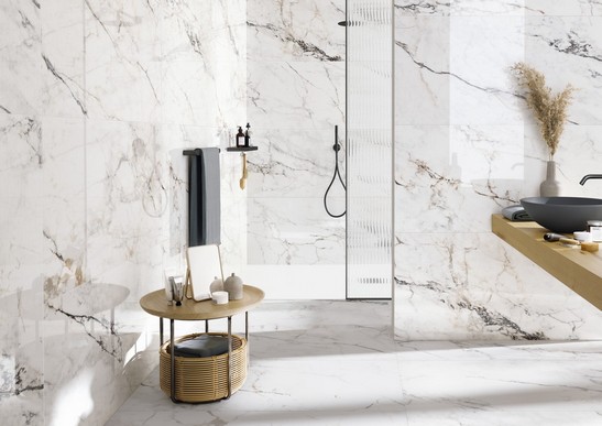 Bagno moderno classico con doccia e pavimento effetto marmo bianco di lusso