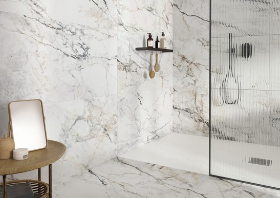 Bagno moderno con pavimento e rivestimento effetto marmo bianco